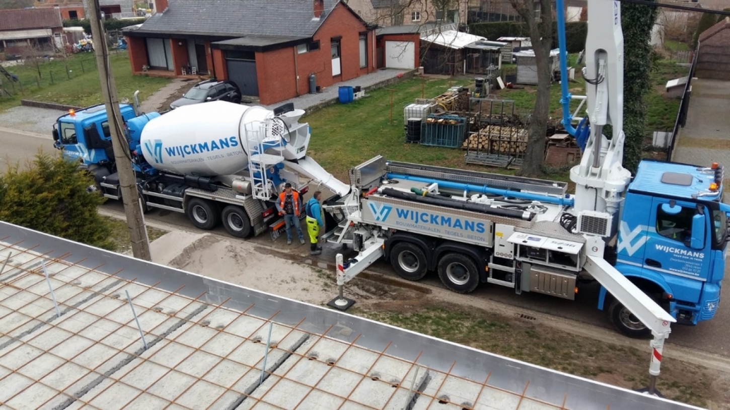 De betonmixer en betonpomp van Wijckmans op een werf. 