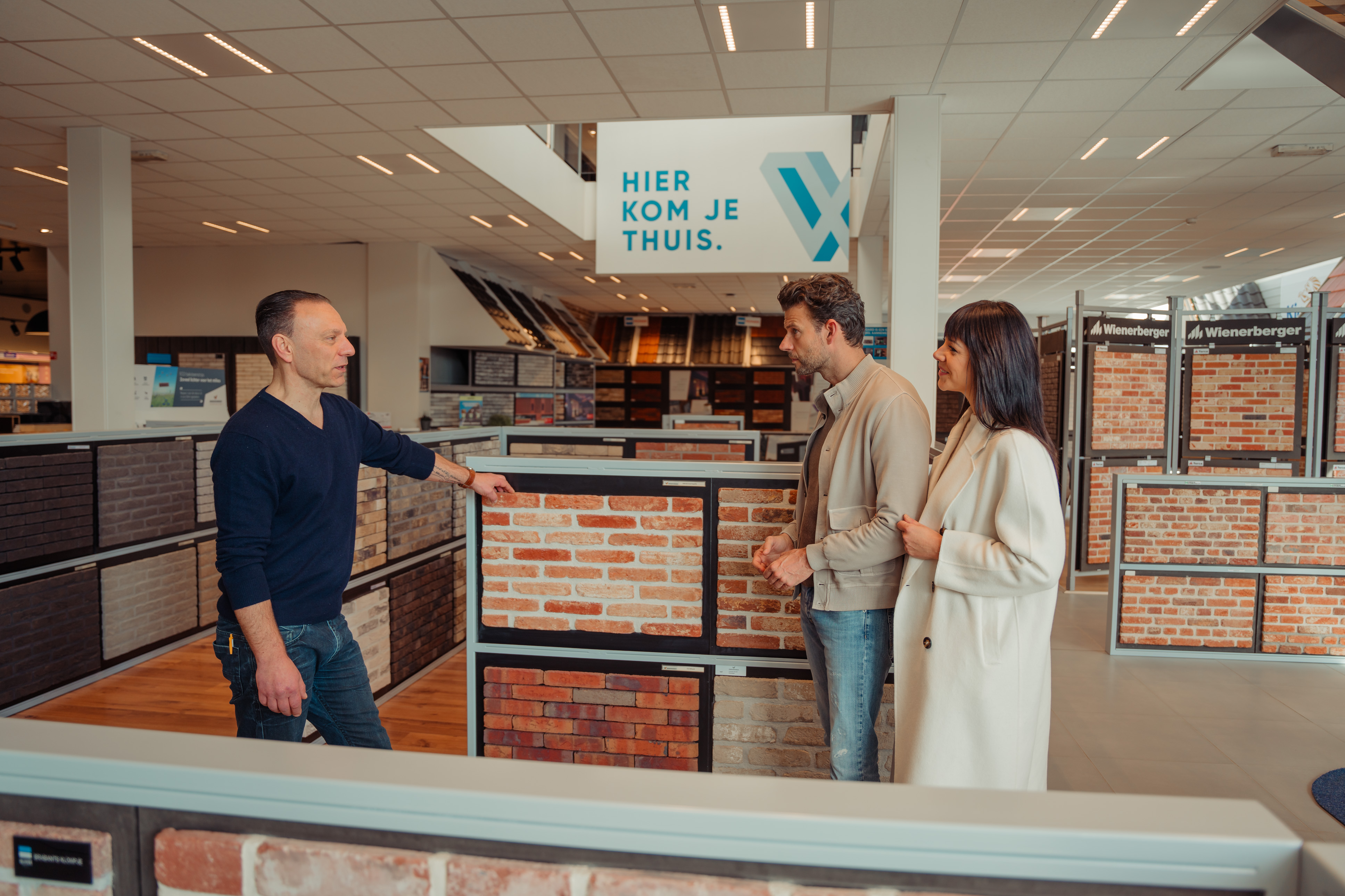 Een expert van Wijckmans geeft advies over de keuze van bakstenen in hun toonzaal.
